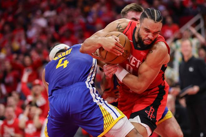 <yonhap photo-2795=""> HOUSTON, TEXAS - APRIL 30: Dillon Brooks #9 of the Houston Rockets battles between Moses Moody #4 and Pat Spencer #61 of the Golden State Warriors during the fourth quarter in Game Five of the Western Conference First Round NBA Playoffs at Toyota Center on April 30, 2025 in Houston, Texas. NOTE TO USER: User expressly acknowledges and agrees that, by downloading and or using this photograph, User is consenting to the terms and conditions of the Getty Images License Agreement. Alex Slitz/Getty Images/AFP (Photo by Alex Slitz / GETTY IMAGES NORTH AMERICA / Getty Images via AFP)/2025-05-01 11:11:42/ <저작권자 ⓒ 1980-2025 ㈜연합뉴스. 무단 전재 재배포 금지, AI 학습 및 활용 금지></yonhap>