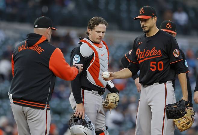 <yonhap photo-3563=""> Baltimore Orioles pitcher Charlie Morton (50) gives up the baseball to manager Brandon Hyde, left, with catcher Adley Rutschman looking on, in the sixth inning during the second baseball game of a doubleheader against the Detroit Tigers Tigers Saturday, April 26, 2025, in Detroit. (AP Photo/Duane Burleson)/2025-04-27 11:04:01/ <저작권자 ⓒ 1980-2025 ㈜연합뉴스. 무단 전재 재배포 금지, AI 학습 및 활용 금지></yonhap>