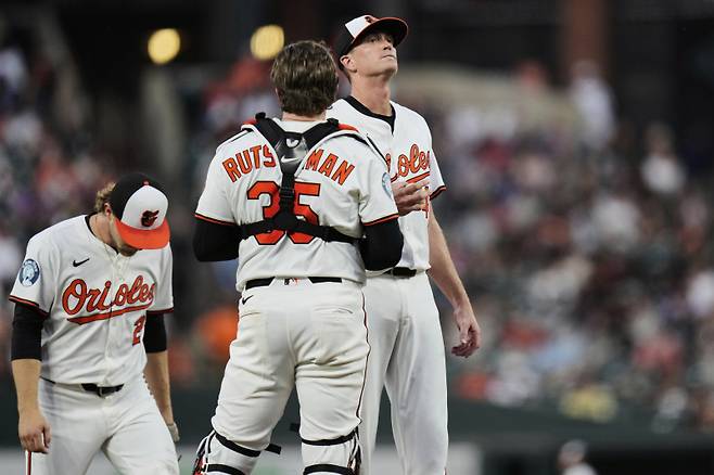 <yonhap photo-3306=""> Baltimore Orioles starting pitcher Kyle Gibson, right, reacts during a pitching change in the fourth inning of a baseball game against the New York Yankees, Tuesday, April 29, 2025, in Baltimore. (AP Photo/Stephanie Scarbrough)/2025-04-30 09:30:01/ <저작권자 ⓒ 1980-2025 ㈜연합뉴스. 무단 전재 재배포 금지, AI 학습 및 활용 금지></yonhap>