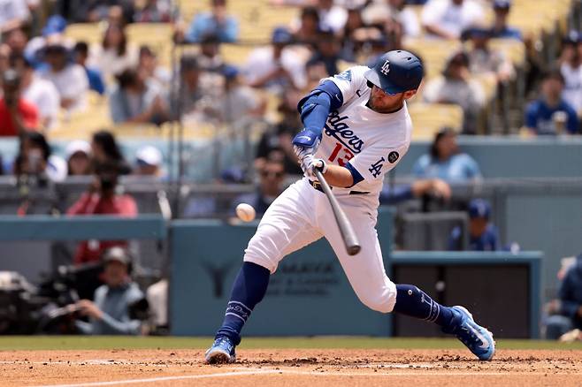 먼시가 1일(한국시간) 마이애미전 2회 말 시즌 1호 홈런을 터트리고 있다. AFP=연합뉴스&nbsp;