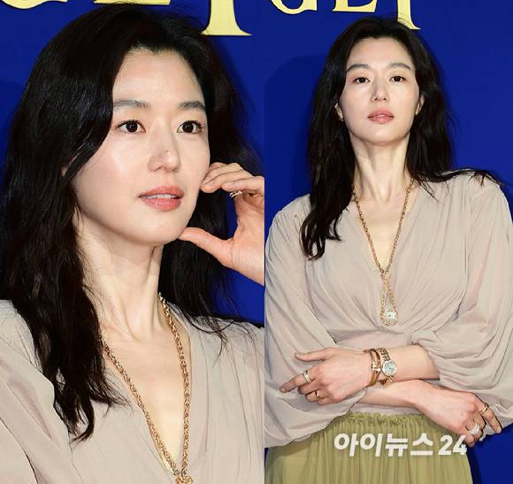 배우 전지현이 30일 서울 용산구 한남동 페즈에서 열린 주얼리 브랜드 피아제(PIAGET) 식스티 포토 행사에 참석하고 있다. [사진=정소희 기자]