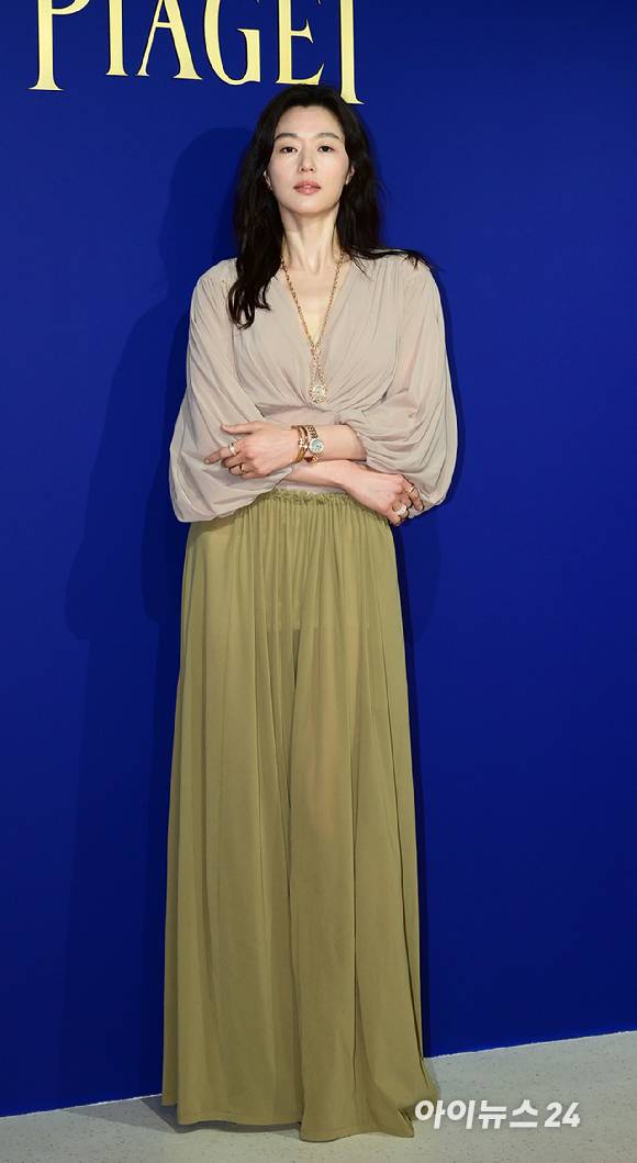 배우 전지현이 30일 서울 용산구 한남동 페즈에서 열린 주얼리 브랜드 피아제(PIAGET) 식스티 포토 행사에 참석하고 있다. [사진=정소희 기자]