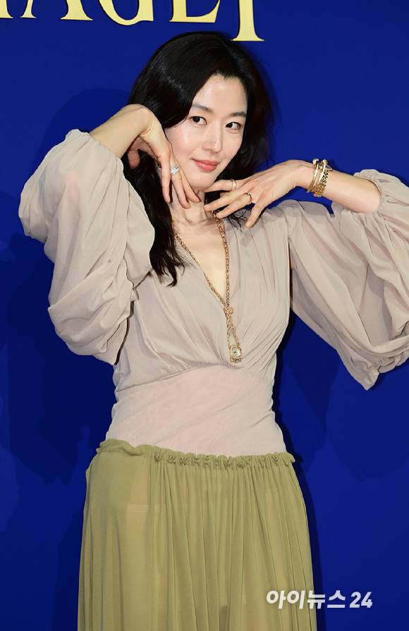 배우 전지현이 30일 서울 용산구 한남동 페즈에서 열린 주얼리 브랜드 피아제(PIAGET) 식스티 포토 행사에 참석하고 있다. [사진=정소희 기자]