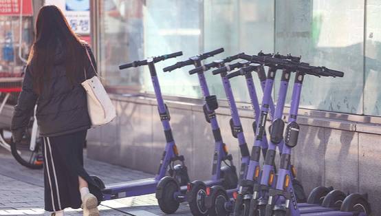 서울 시내의 한 거리에 전동킥보드들이 주차돼 있다. 자료사진 [사진=연합뉴스]
