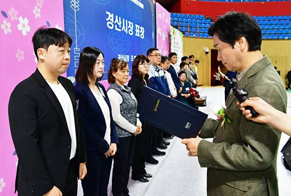 지역 장애인 복지에 공헌한 16명의 봉사자들이 경산시장 표창을 수상하고 있다 [사진=경산시]
