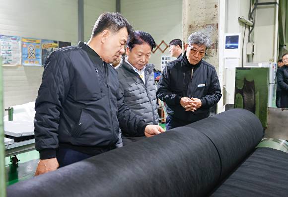 이병환 성주군수(가운데)가 지역기업인 한부솔루션을 들러보며 관계자들을 격려하고 있다 [사진=성주군]