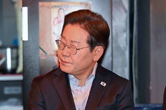 더불어민주당 이재명 대선 후보가 1일 서울 종로구의 한 포차 식당에서 '당신의 하루를 만드는, 보이지 않는 영웅들'이란 주제로 열린 배달 라이더, 택배 기사 등 비(非)전형 노동자들과의 간담회에 참석하고 있다. 2025.5.1 [공동취재] [사진=연합뉴스]