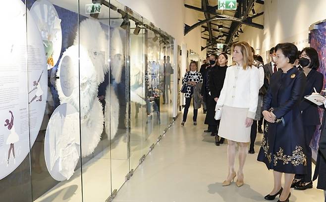 문재인 대통령과 함께 헝가리를 국빈방문 중인 김정숙 여사(오른쪽)가 2021년 11월 3일 오전(현지시각) 헤르체그 어니떠 헝가리 대통령 부인과 부다페스트 에이펠 아트 스튜디오(Eiffel Art Studios)를 방문, 둘러보고 있다. (대통령기록관)