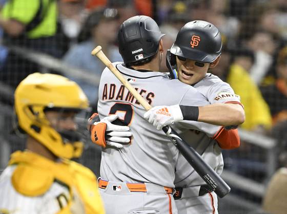30일(한국시간) 샌디에이고전에서 팀 동료 아다메스의 홈런을 축하하는 이정후. [로이터=연합뉴스 ]