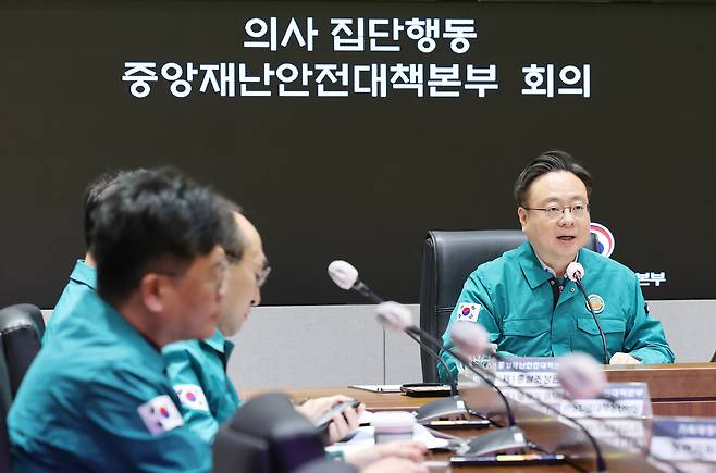 조규홍 중앙재난안전대책본부 제1차장(보건복지부 장관)이 1일 서울 종로구 중앙재난안전상황실 상황센터에서 열린 중앙재난안전대책본부 의사 집단행동 중앙재난안전대책본부 회의에서 발언을 하고 있다. 뉴스1