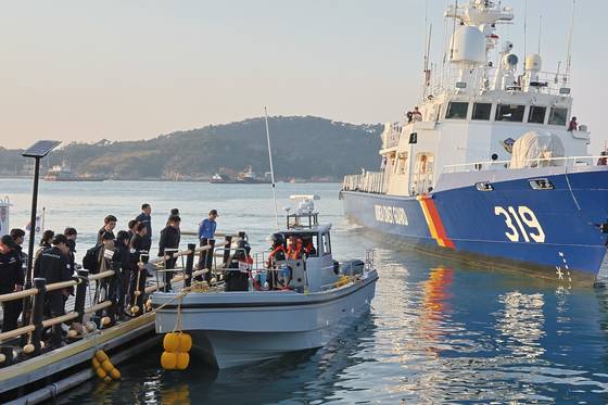 지난달 29일 오전 7시26분쯤 충남 태안군 서격렬비도 북서방 51해리(약 95km) 인근 해상에서 적발된 중국 소형 고속보트가 신진항으로 압송되고 있다. 이 고속보트는 정선명령에도 도주하다 검거됐는데 해경은 밀입국 가능성을 수사하고 있다. 태안해양경찰서