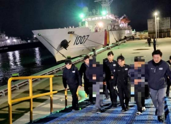 2023년 12월 진도 귀성항에서 낚시어선을 이용해 중국 밀항을 시도하던 이른바 코인왕 존버킴을 검거한 해경. 해양경찰청