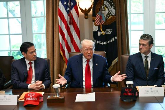 도널드 트럼프 미국 대통령(가운데)이 지난달 30일(현지시간) 워싱턴 DC 백악관에서 열린 각료회의에서 발언하고 있다. AFP=연합뉴스