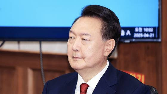 윤석열 전 대통령은 12.3 비상계엄 선포와 관련한 내란 우두머리 혐의로 기소돼 형사재판을 받고 있다. 검찰은 윤 전 대통령의 불소추특권이 소멸됨에 따라 1일 직권남용 혐의로 추가 기소했다. 연합뉴스