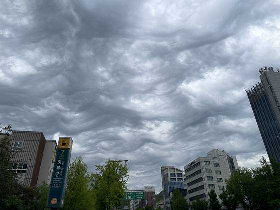 1일 서울 하늘에서 포착된 구름의 모습. SNS 캡쳐