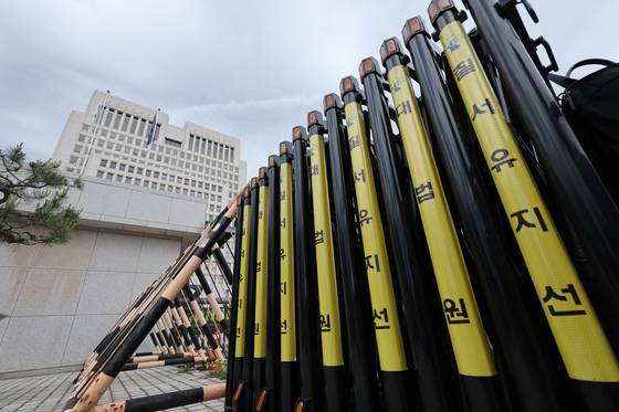 이재명 더불어민주당 대통령 후보의 공직선거법 위반 사건에 대한 판결선고기일인 1일 오전 서울 서초구 대법원이 통제되고 있다.뉴스1