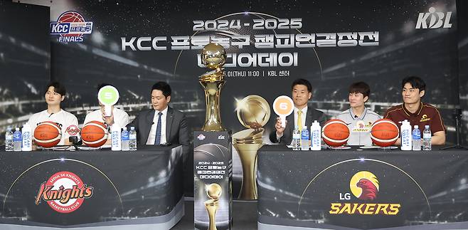 챔프전 예상 경기 수를 묻는 질문에 전희철(왼쪽 셋째) SK 감독은 5라고 적힌 손팻말, 조상현(오른쪽 셋째) LG 감독은 6이라고 적힌 손팻말을 들었다. [연합뉴스]