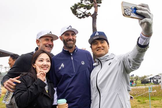 LIV 골프 코리아 개막을 하루 앞둔 1일 프로암 행사에서 박찬호(오른쪽)와 더스틴 존슨(오른쪽 2번째)이 기념사진을 찍고 있다. LIV 골프