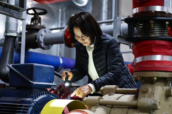 임정열 소방기술사가 지난달 21일 경기도 파주 신세계 프리미엄 아울렛에서 소방시설을 점검하고 있다. 김종호 기자.