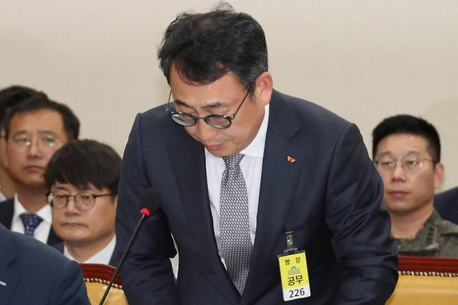 ▲ 유영상 SK텔레콤 대표이사가 30일 국회 과학기술정보방송통신위원회의에서 열린 방송통신 분야 청문회에서 유심 해킹 사태에 대해 사과하고 있다. [연합뉴스]