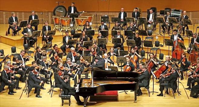 4월 29일 서울 신천동 롯데콘서트홀에서 프랑스 국립 오케스트라(ONF)와 피아니스트 알렉상드르 캉토로프가 협연하고 있다.  /김범준 기자