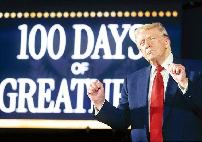 < 러스트벨트서 ‘100일 잔치’ > 도널드 트럼프 미국 대통령이 29일(현지시간) 미시간주 매콤 카운티의 한 체육관에서 열린 취임 100일 집회에서 선거 때 로고송인 ‘YMCA’에 맞춰 춤을 추고 있다.  /AFP연합뉴스