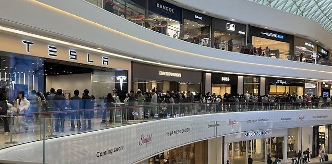 지난 3월 복합쇼핑몰 스타필드 하남의 테슬라 스토어에 전시된 새 모델Y를 보기 위해 줄을 선 소비자들.
