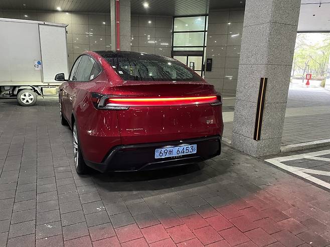 후면부에 일체형 간접 반사등이 적용된 새 모델Y. /백수전 기자