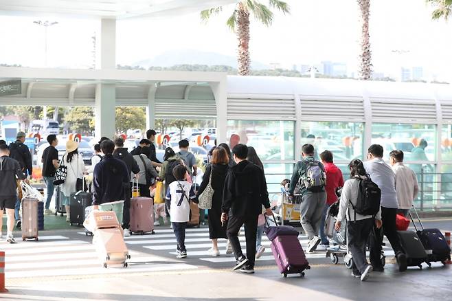 근로자의 날과 어린이날, 대체공휴일까지 이어지는 황금연휴 첫날인 1일 제주국제공항에 도착한 관광객들이 렌터카 하우스로 이동하고 있다. 사진 뉴스1