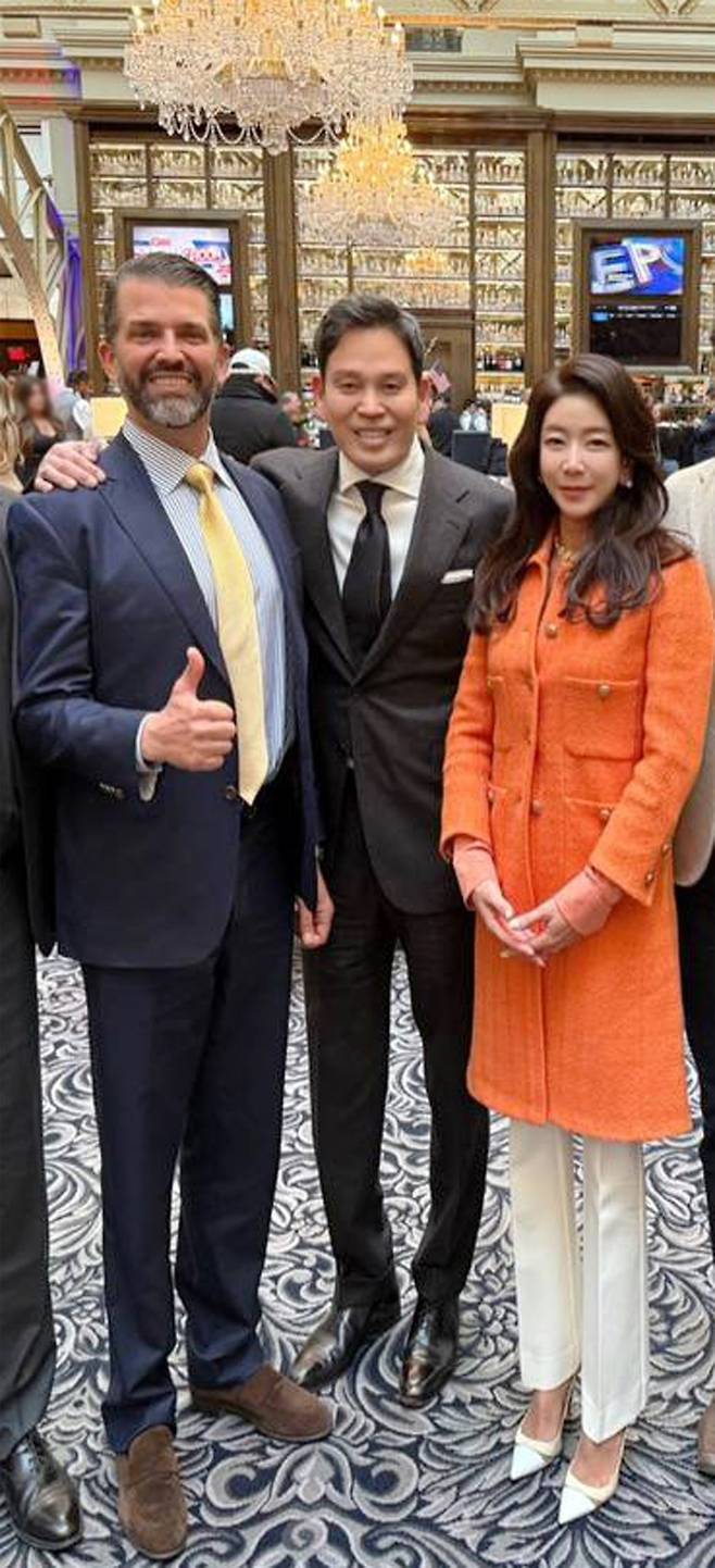 취임식 참석을 위해 1월 18일(현지 시간) 워싱턴을 찾은 신세계그룹 정용진 회장(가운데)이 트럼프 주니어(왼쪽)와 만나 부인 한지희씨(오른쪽)를 소개 후 반갑게 사진을 찍었다. 사진=신세계