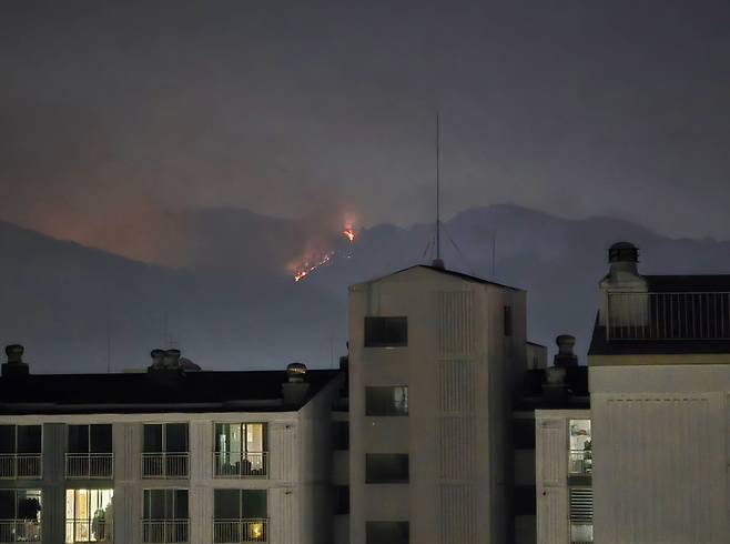 대구 북구 함지산 불이 재발화한 가운데 지난달 30일 오후 북구 학정동에서 산불이 관측되고 있다. 연합뉴스