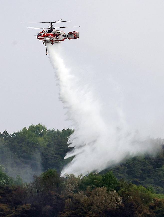 대구 북구 함지산에서 1일 헬기가 진화작업을 벌이고 있다. 연합뉴스