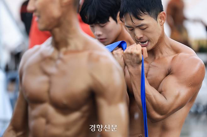 1일 서울 여의도 공원에서 ‘2025 서울안전한마당-몸짱소방관 선발대회’에 참가한 소방관들이 무대 뒤에서 대회준비를 하고 있다. 이준헌 기자