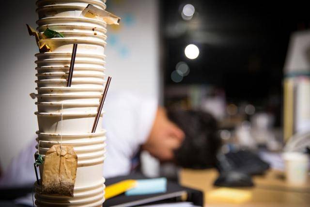 밤낮이 뒤바뀌고 장시간 노동에 몰릴 위험이 큰 교대근무 노동자에겐 수면 건강을 보장하기 위한 대책이 필요하다. 게티이미지