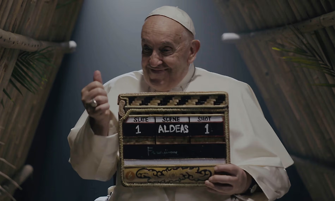 알데아스 스콜라스 필름이 공개한 영화 <알데아스-새로운 이야기> 촬영 현장에 있는 프란치스코 교황의 모습. AP연합뉴스
