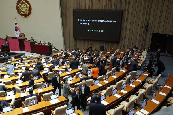 1일 국회에서 열린 본회의에서 심우정 검찰총장 탄핵소추안의 법제사법위원회로의 회부 동의의 건과 관련해 민주당 김용민 의원이 제안설명을 하자 국민의힘 의원들이 퇴장하고 있다. 연합뉴스