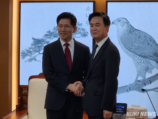 국민의힘 김문수 대선 경선 후보가 1일 충남도청을 방문해 김태흠 지사와 기념촬영을 하고 있다. 사진=홍석원 기자