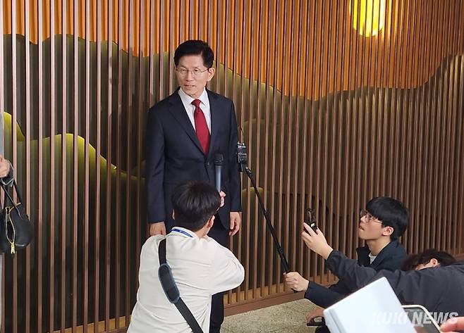 국민의힘 김문수 대선 경선 후보가 1일 김태흠 충남지사와 환담후 기자들에게 백브리핑에 나서고 있다. 사진=홍석원 기자