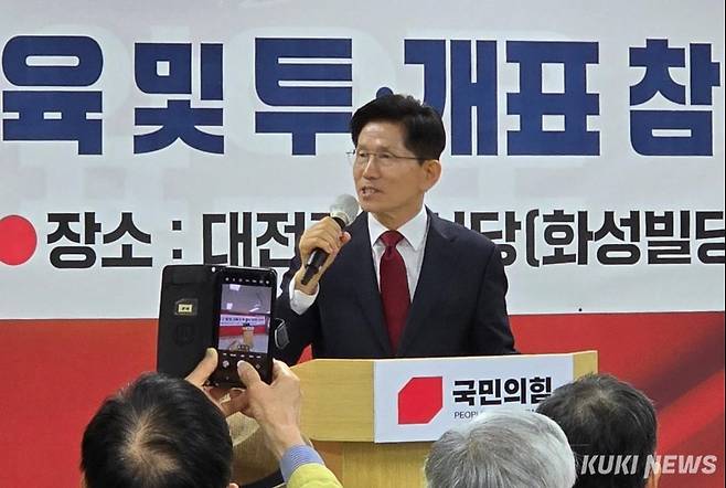 김문수 국민의힘 대선 경선후보가 1일 대전시당을 찾아 '충청권 광역 급행 철도' 필요성을 설명하고 있다. 사진=명정삼 기자