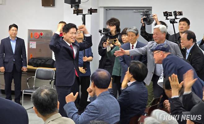 1일 김문수 국민의힘 대선 경선후보가 지지자의 환호에 두 팔을 들어 답하고 있다. 사진=명정삼 기자