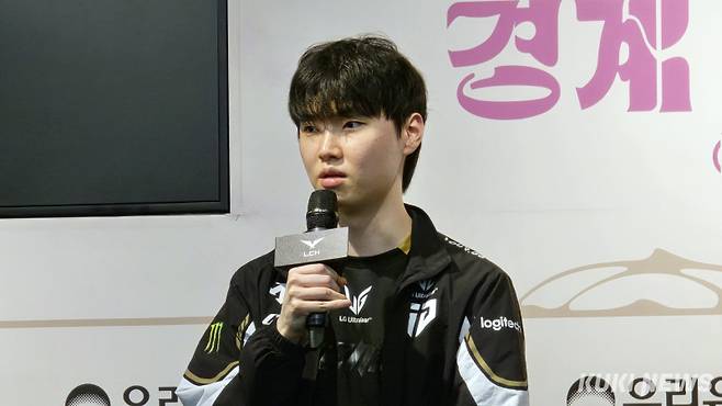 ‘쵸비’ 정지훈이 1일 오후 5시 서울 종로구 롤파크 LCK 아레나에서 열린 ‘2025 LCK’ 정규시즌 1라운드 KT 롤스터와 경기가 끝난 뒤 인터뷰하고 있다. 김영건 기자