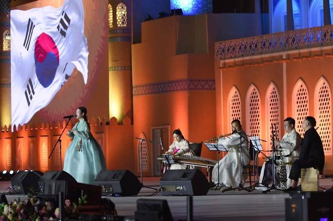 밀양아리랑예술단이 우즈베키스탄 히바시에서 열린 제4회 바크쉬 국제예술축제에 참가해 창작 공연을 선보이고 있다.