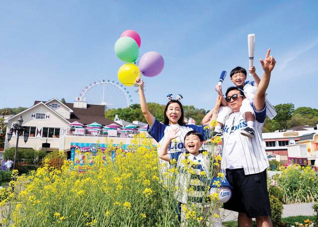 5월 초 황금연휴에 놀이동산을 찾으면 온 가족이 함께 특별 프로그램을 다채롭게 즐길 수 있다. 바오패밀리 협업 유니폼을 입고 에버랜드 포시즌스가든을 찾은 가족. 에버랜드 제공