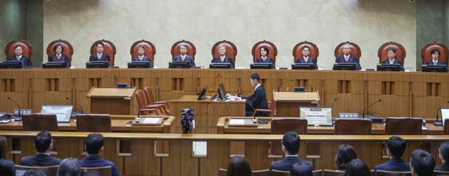 조희대(가운데) 대법원장을 포함한 대법관들이 1일 이재명 더불어민주당 대선 후보의 공직선거법 위반 사건 선고에 앞서 서울 서초구 대법원 대법정에 자리해 있다. 이 사건 심리에는 대법관 14명 중 재판 업무를 하지 않는 천대엽 법원행정처장과 중앙선거관리위원장을 겸직하는 노태악 대법관을 제외한 12명이 참여했다. 사진공동취재단