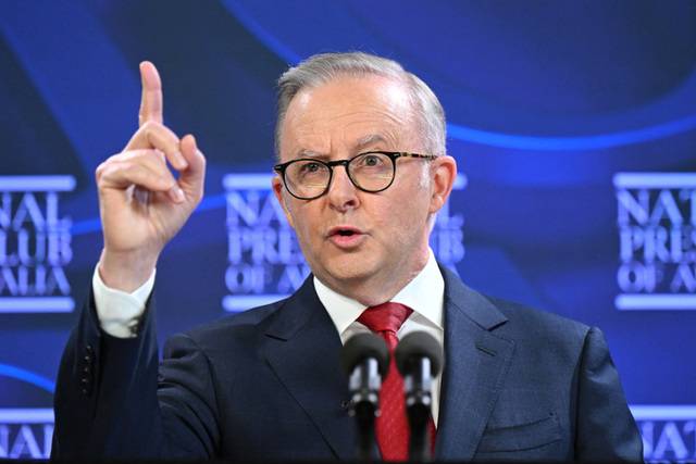 앤서니 앨버니지 호주 총리가 지난 30일(현지시간) 수도 캔버라에서 열린 전국기자클럽에서 연설하고 있다. 앨버니지가 이끄는 노동당은 3일 총선을 앞두고 대부분 여론조사에서 보수 야당을 앞서고 있다. 로이터연합뉴스