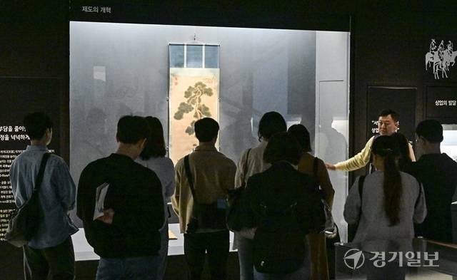 '소나무 아래 서있는 김육'을 감상중인 관람객들. 홍기웅기자