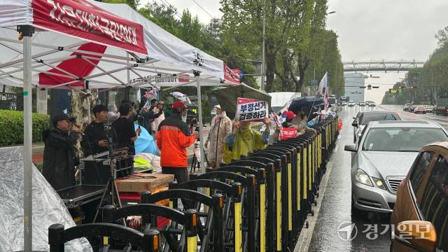 1일 오후 서울 서초구 대법원 앞에서 보수단체 집회자들이 더불어민주당 이재명 대선 후보의 구속을 촉구하고 있다. 오종민기자