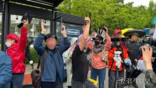 1일 오후 3시25분께 대법원이 공직선거법 위반 사건에 대해 무죄를 선고한 2심 판결을 유죄 취지로 파기환송다는 결론을 내리자 보수단체 집회자들이 환호하고 있다. 오종민기자