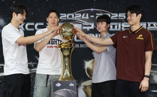프로농구 챔피언결정전 미디어데이 기념촬영하는 선수들. 사진[연합뉴스]