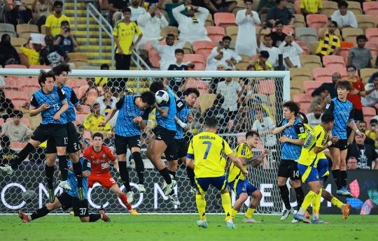 가와사키와 경기에서 프리킥하는 알나스르의 호날두. 사진[로이터=연합뉴스]